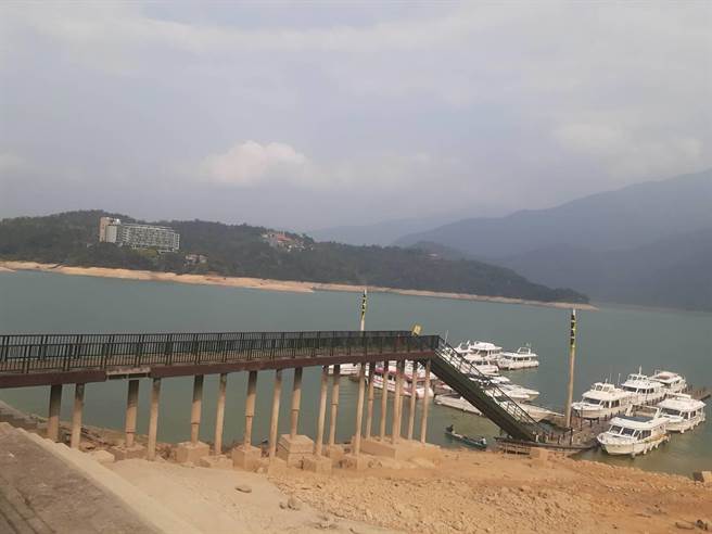 日月潭水位持續下探，為慮及遊客行走碼頭、引橋的人身安全，日管處決定自4月1日起，暫時性封閉朝霧碼頭及玄光寺碼頭載客使用。（日管處提供／黃立杰南投傳真）