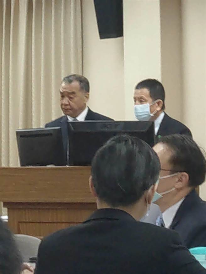 空军参谋长黄志伟中将（右）在立院备询。（吕昭隆摄）