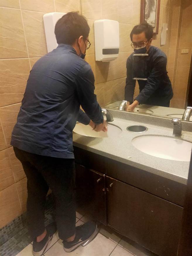 台師大校內已更新為腳踩式水龍頭，同步省水與防疫。(台師大提供／李侑珊台北傳真)