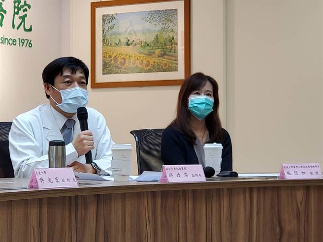 林口长庚医院副院长邱政洵（左）。（林周义摄）