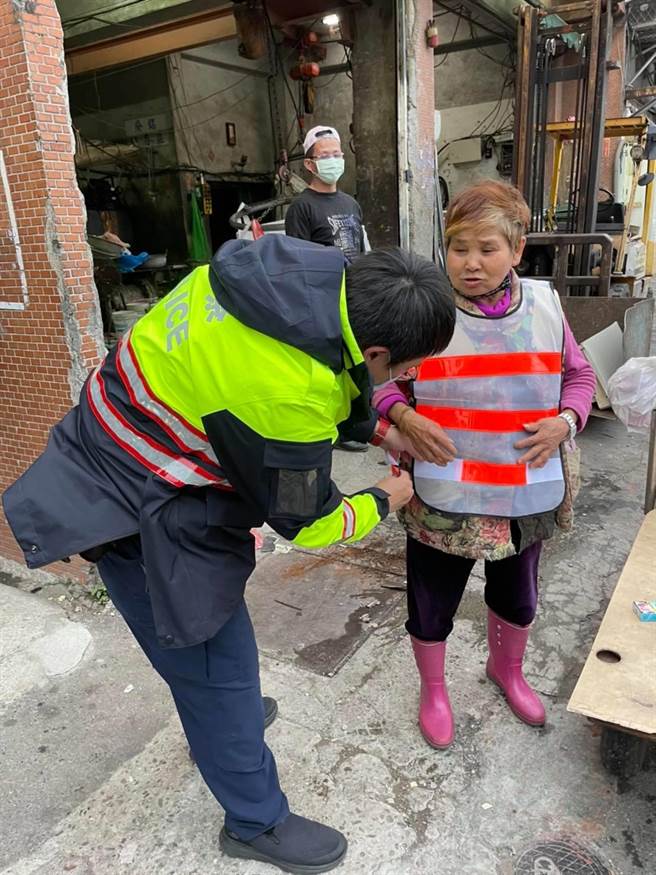 警方赠送从事资源回收的民眾反光背心。（中正二警方提供，文：陈鸿伟）