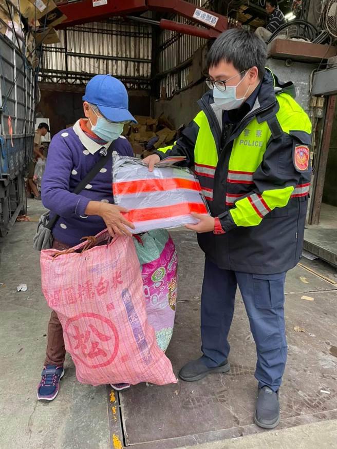 警方强调夜间、清晨都是行人发生意外的高危险时段，行走务必小心。（中正二警方提供，文：陈鸿伟）