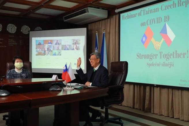 前副總統陳建仁和台捷公衛專家熱烈互動，外交部主任秘書徐儷文陪同與會。（外交部提供）