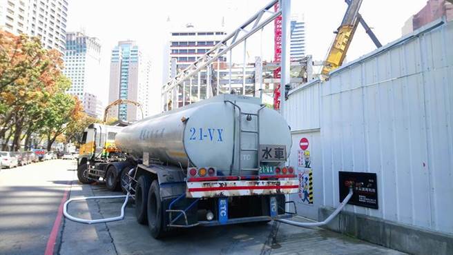 （台积电今日正式赴勤美集团旗下的「勤美之森」建案工地取水。图/曾丽芳）