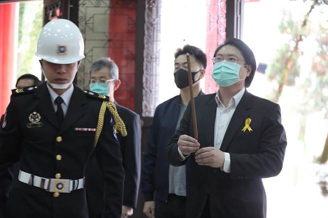 基隆市25日上午在南荣公墓纳骨塔前举行「2021年慎终追远春祭大典」。（基隆市政府提供／陈彩玲基隆传真）