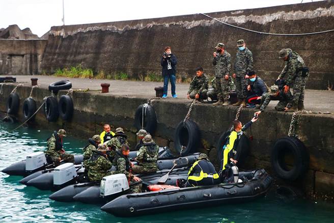 搜救第4天，军方计画进行水下搜救。（谢佳潾摄）