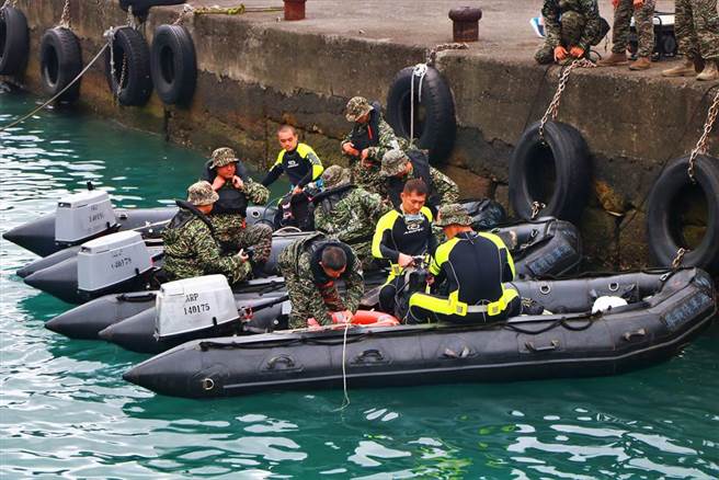 搜救第4天，军方计画进行水下搜救。（谢佳潾摄）