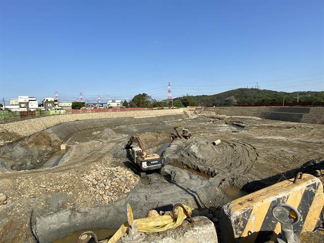 苗栗县长徐耀昌25日视察通霄溪伏流水工程，整体工程进度达45％，预计6月完工，2座农塘总蓄水量约9.4万吨。（巫静婷摄）