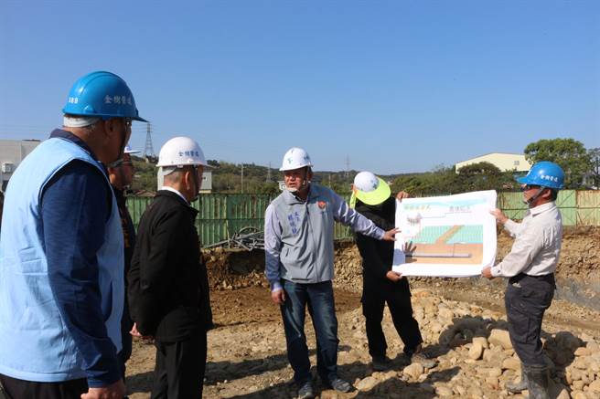 苗栗县长徐耀昌25日视察通霄溪伏流水工程，水利处指出，取用伏流水设施预计4月底完工，配合紧急用水，每日约可提供1000吨非民生用水。（巫静婷摄）