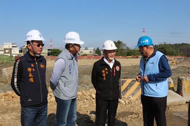 苗栗县长徐耀昌25日视察通霄溪伏流水工程，水利处指出，取用伏流水设施预计4月底完工，配合紧急用水，每日约可提供1000吨非民生用水。（巫静婷摄）