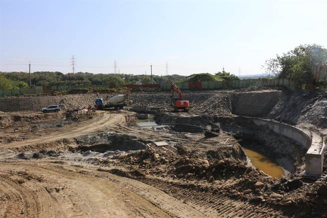 苗栗县长徐耀昌25日视察通霄溪伏流水工程，整体工程进度达45％，预计6月完工，2座农塘总蓄水量约9.4万吨。（巫静婷摄）