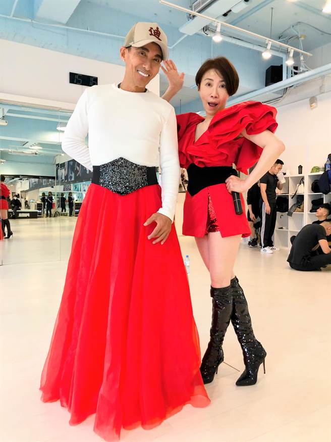 李翊君（右）情商潘若迪操練備戰巡演。（艾迪昇傳播提供）