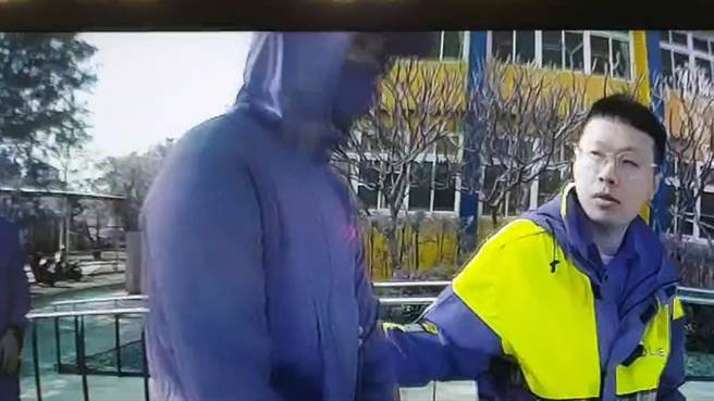 台南市佳里區傳出情殺案，造成1死1傷，犯案的黃姓男子(左)隨後逃逸，當地警方獲報後出動大規模警力搜捕，於離案發地150公尺的蕭壠文化園區內將黃男逮捕。（讀者提供／劉秀芬台南傳真）