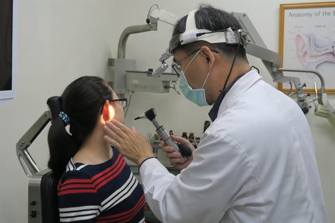 彰化医院耳鼻喉科主任许嘉方提醒，若发现耳下有肿块，甚至出现顏面神经失调情况，一定要马上找耳鼻喉科医师检查，以免延误病情。（吴建辉摄）