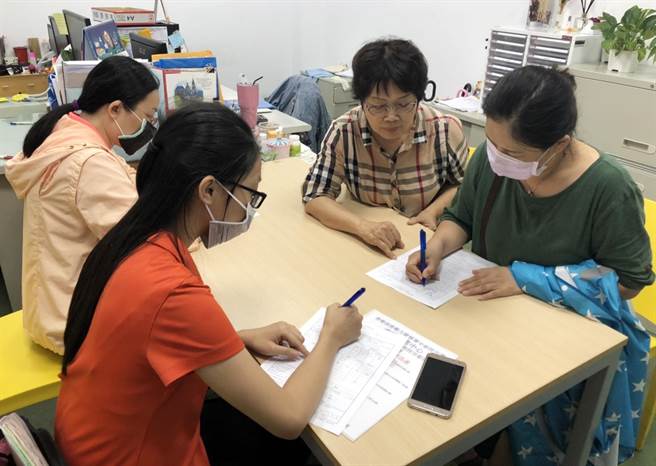 就服員探索「小李」個人工作興趣與就業潛力，並陪同前往職場應徵。（中彰投分署南投就業中心提供）