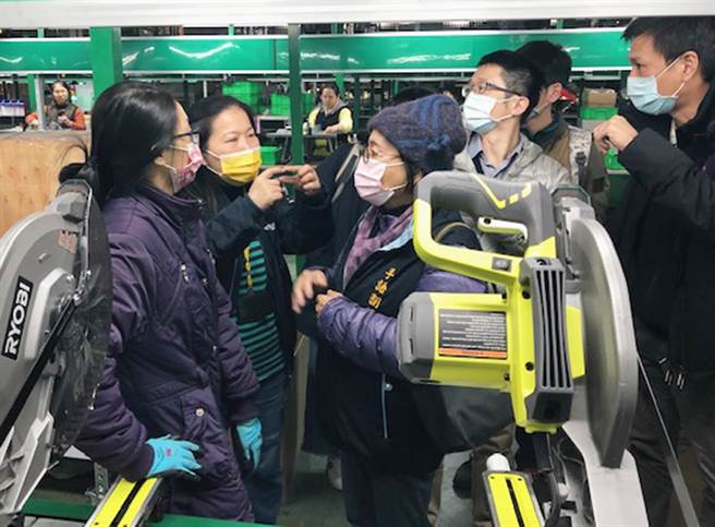 就服員利用身心障礙者「職務再設計」，讓「小李」可無障礙與人溝通，為她開啟人生另一個職場經驗。（中彰投分署南投就業中心提供）