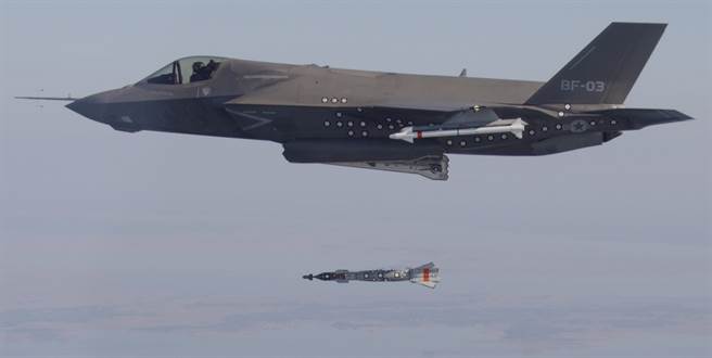 1架F-35B戰機投射炸彈的資料照。（美國海軍）