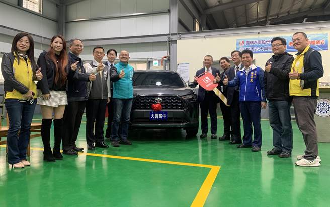 國瑞汽車25日贈送Corolla Cross外銷款車輛給桃園市大興高中，提供汽修科學生教學資源。（姜霏攝）