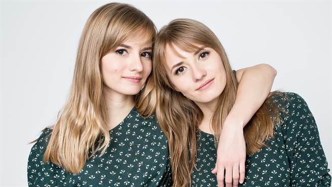 英国女大生近日搬宿舍时，竟巧遇与她长相相似的室友。（图／shutterstock）