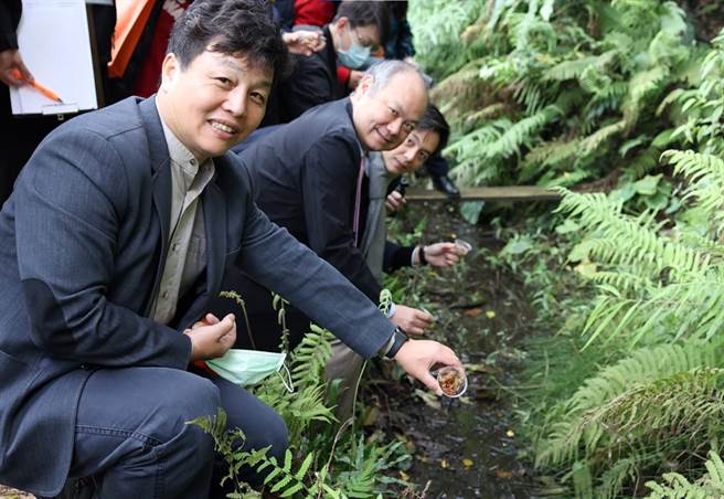 龙华科大葛自祥校长（中）、桃园市议员牛煦庭 （右）、文欣国小校长吴俊生（左），一同野放幼虫。（校方提供／赖佑维桃园传真）