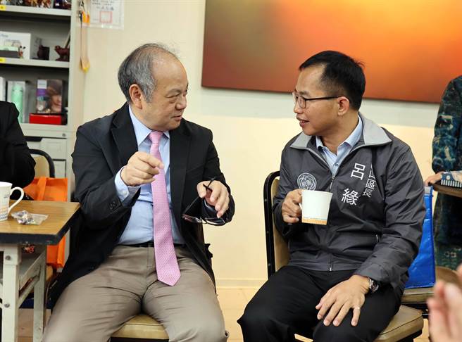 校长葛自祥与龟山区长吕缘 （右），于野放活动后一起品尝日照咖啡。（校方提供／赖佑维桃园传真）