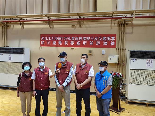 去年首长视察五股区公民会馆收容开设演练。（新北市消防局提供）