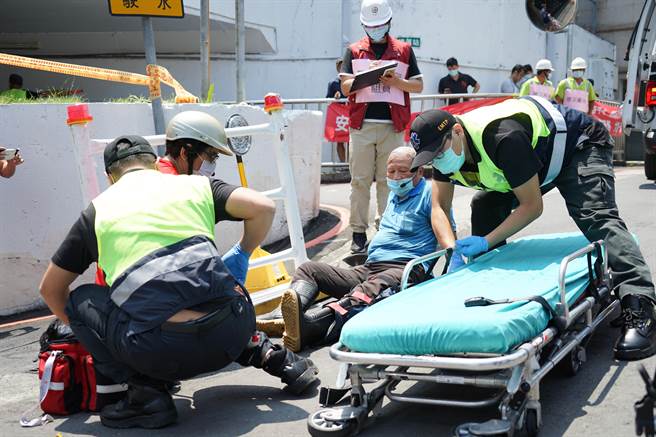 去年首长视察淡水区竹围捷运站旁涵洞防汛应变演练。（新北市消防局提供）