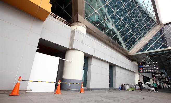 機場公司25日在第2航廈3樓設置採檢站，工地外已架起圍欄。（范揚光攝）