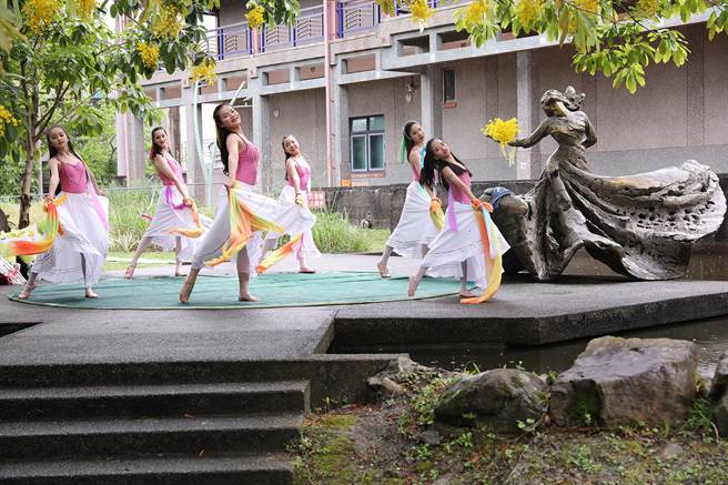 為紀念已逝的舞蹈家羅曼菲，宜蘭市公所將3月24日訂為「羅曼菲日」，昨宜蘭市在羅曼菲的紀念銅像前，透過舞蹈向她致意。（宜蘭市公所提供／李忠一宜蘭傳真）