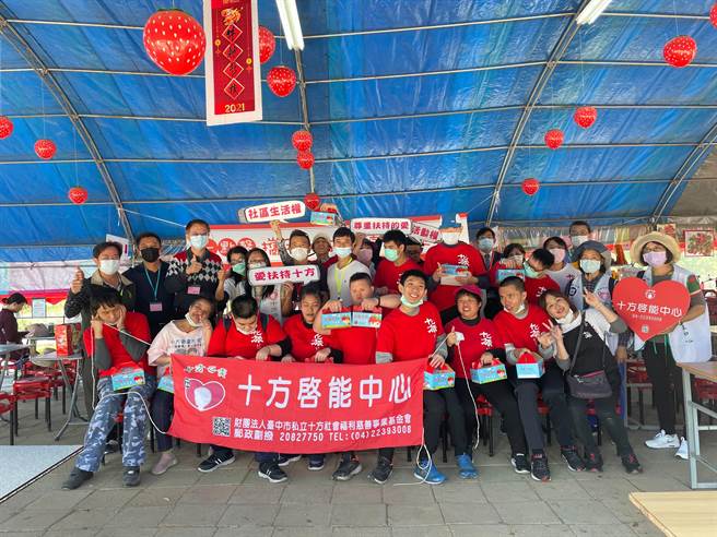十方啟能中心帶領14位學員體驗採草莓樂趣，大家收穫滿滿，氣氛歡樂。（王文吉攝）