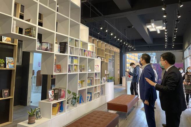 市長林智堅（右二）到自動化設備最健全的建功高中「社區共讀站」視察。（市府提供／羅浚濱新竹傳真）