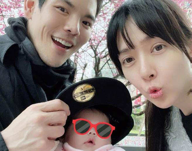 向佐和郭碧婷感情恩爱甜蜜。(图/翻摄自向佐微博)