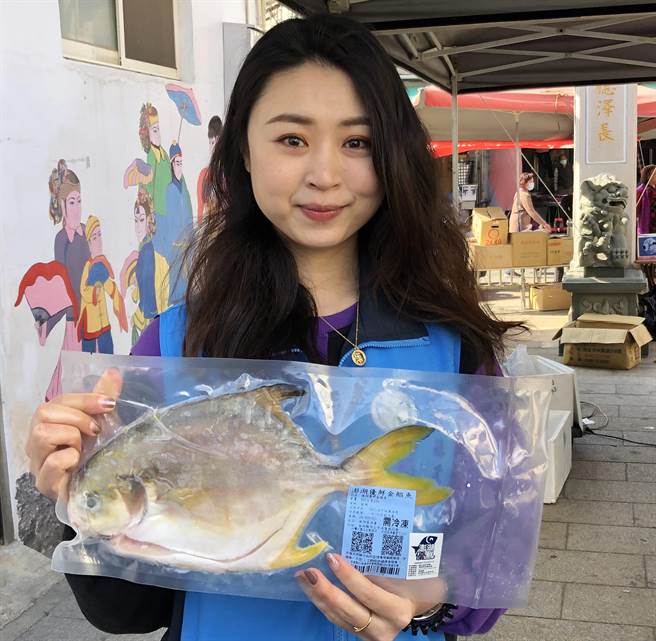 澎湖优质海鲜再度跨海前进金门，今（25）日起连2天在金城镇代天府广场举办品尝和优惠促销活动。（李金生摄）