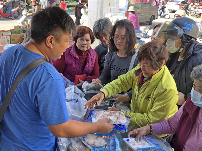 首日吸引婆婆妈妈争相抢购，很快就销售一空，场面十分热烈。（李金生摄）