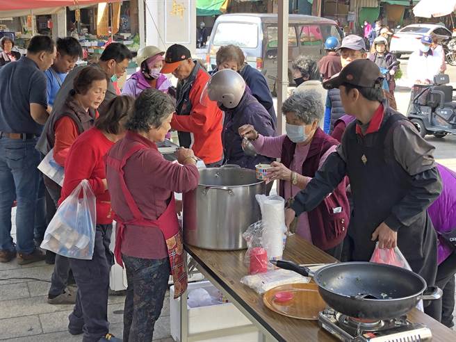 现场并安排试吃活动，好口味让婆婆妈妈们讚不绝口。（李金生摄）