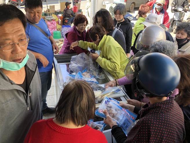 澎湖优质海鲜再度跨海前进金门，举办跳岛优惠促销活动，吸引当地乡亲热烈捧场。（李金生摄）