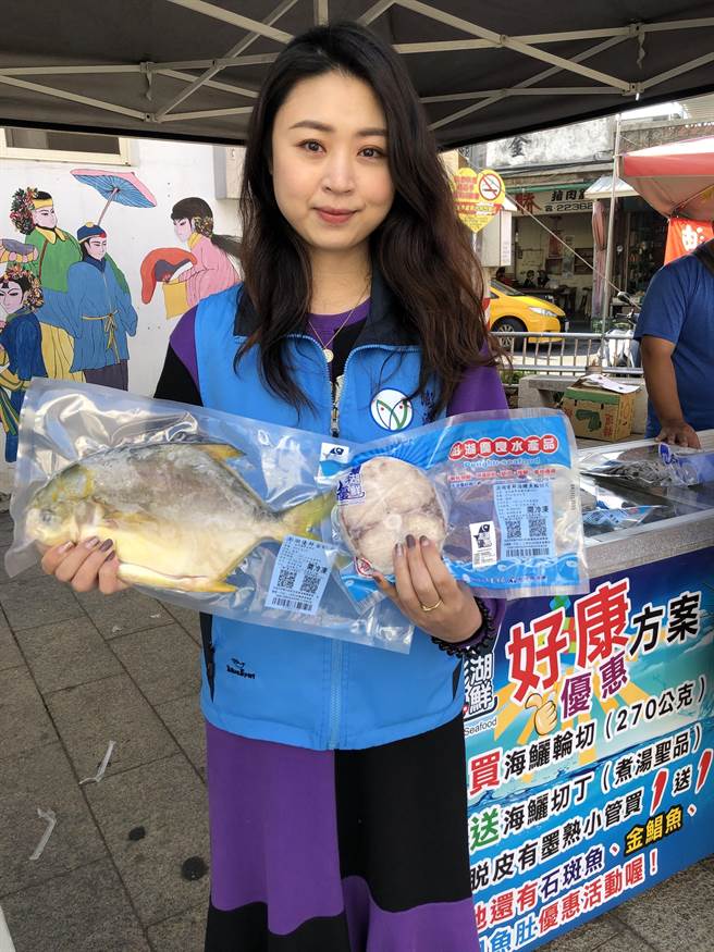 澎湖县政府农渔局专员黄馨仪表示，希望透过连2天的跨海促销活动，找寻本地餐厅和网购合作伙伴，让金门乡亲也能分享来自大海的好产品。（李金生摄）