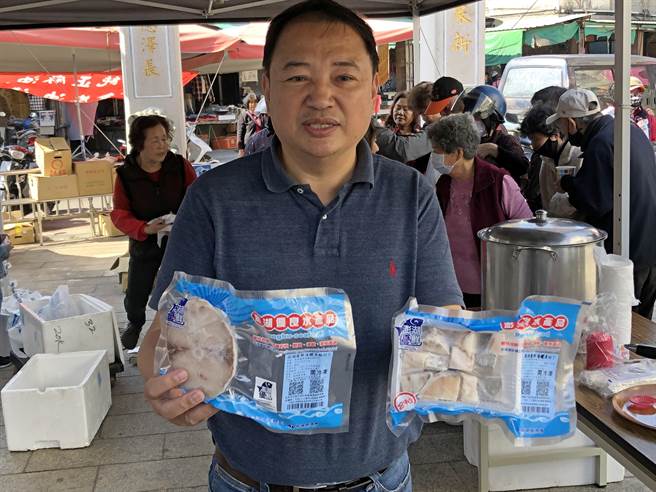 澎湖区渔会主任顏德福说明，澎湖在高盐度海水箱网养殖、吃小鱼长大的养殖鱼特别好吃。（李金生摄）