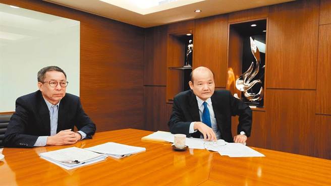 佳和紡織董事長翁茂鍾（左）在律師陪同下出面澄清。(本報資料照片)