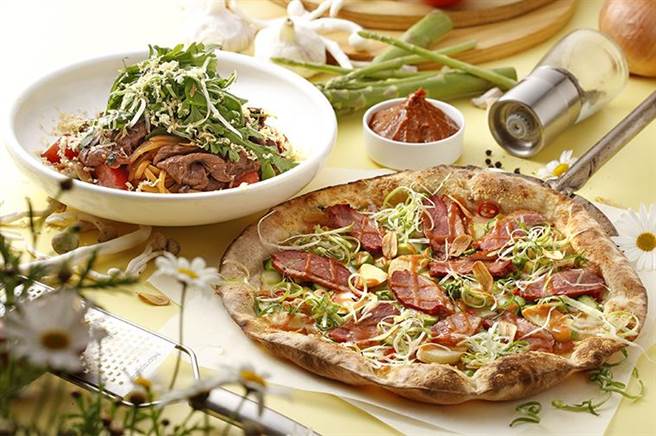 Bellini Pasta Pasta_和牛寿喜烧起司麵＋辛味噌烟熏鸭胸比萨。（三澧提供）