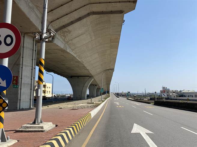 台61線西濱快速道路房裡交流道僅設「南出北入」匝道，挨批「半套」設計不便民。（巫靜婷攝）