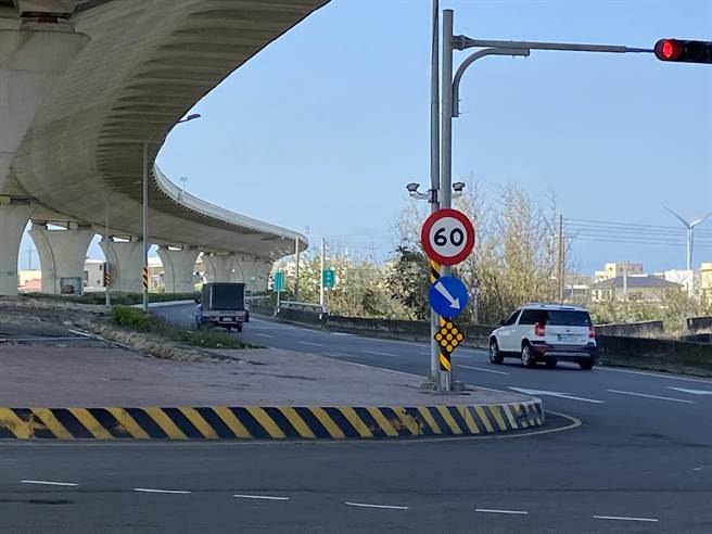 西濱快速道路房裡交流道半套匝道，緊鄰苗栗縣、台中市邊境，考量西濱道路彎曲線型不利匝道設計，未來增設的「南入北出」匝道將坐落於台中大甲境內。（巫靜婷攝）