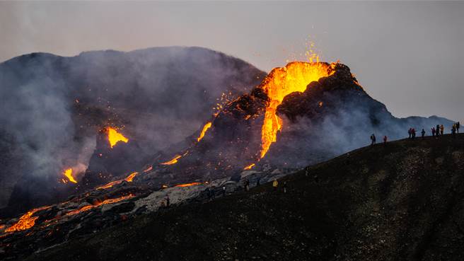 冰岛一名男子在活火山「法格拉达尔山」上放平底锅，试图用岩浆煮熟食物，没想到平底锅反被吞噬。(示意图/达志影像)