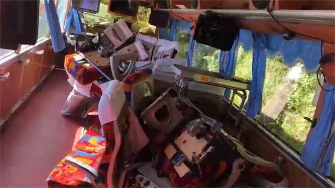 运安会指出，2020年游览车在阳明山追撞公车的事故，也发生座椅脱离车身的情况。（运安会提供／陈佑诚传真）