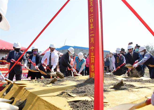 （兴钢昌钢铁25日举行开工动土建厂，彰化县长王惠美（左2），和兴钢昌董事长洪敏芳（左3）等人，共同用铲动土。图／刘朱松）