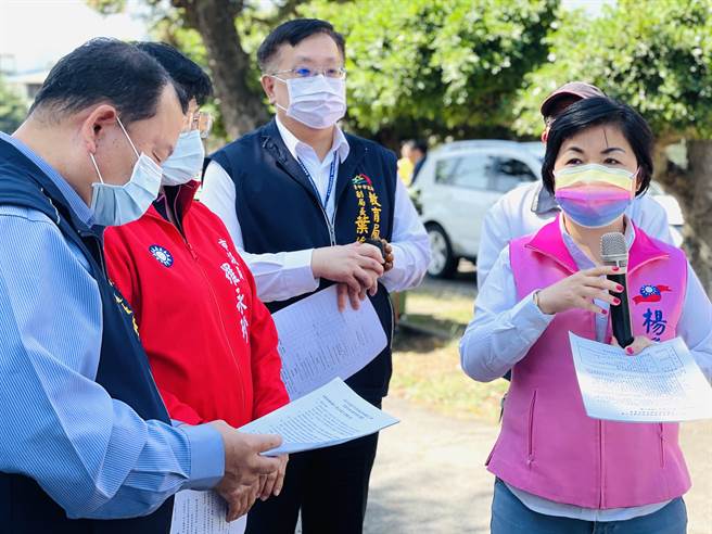 立委杨琼璎（右一）邀集相关单位会勘「神冈国小午餐厨房兴建工程」。（王文吉摄）