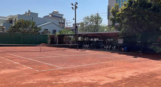 神冈国小将利用现有网球场改建中央厨房，总经费4143万元已获教育部国教署及市府教育局核定。（王文吉摄）