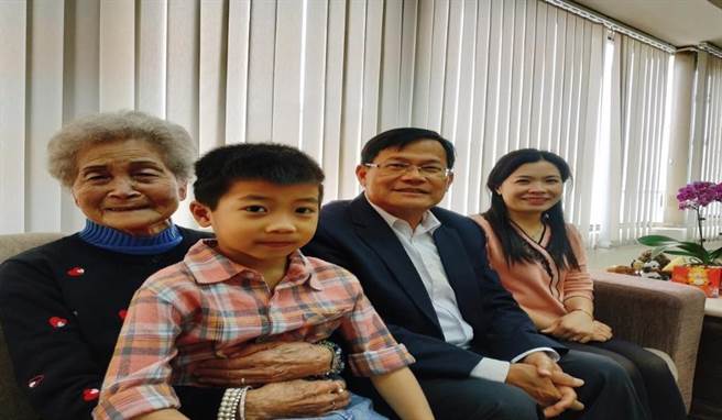 越南新住民潘錦秀偕同其兒子與 100 歲阿祖一起開心合影情形。（圖/社團法人宜蘭縣宜萱婦幼關懷協會提供）