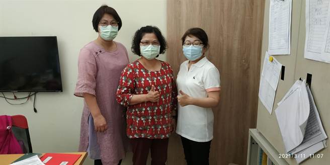 鑾姐（中）曾因電腦能力不佳及年齡關係，求職不易，在永康就業中心協助下，如願發揮所長。（曹婷婷攝）