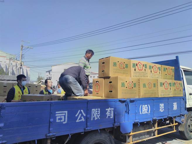 台中市政府採購高麗菜分送弱勢團體，推廣台中「吃在地、食當季」的理念，行銷台中在地優質農產。（台中市農業局提供／王文吉台中傳真）